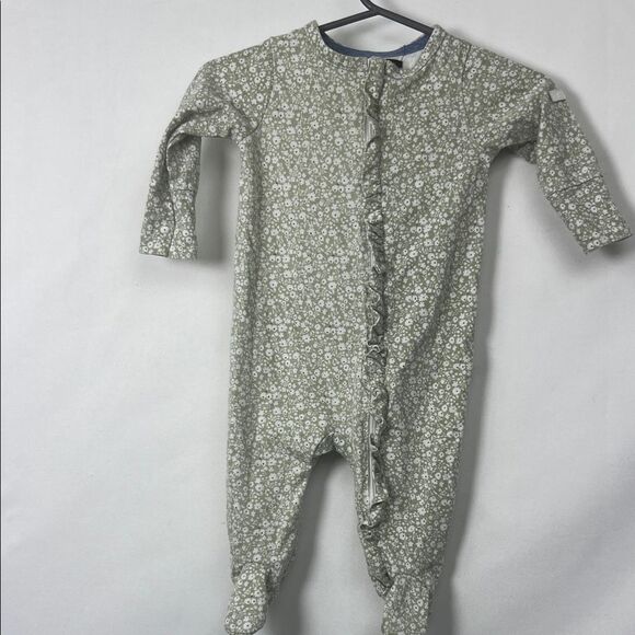 7 For all Mankind sage green floral sleep and play EUC 0-3 months - Picture 1 of 13